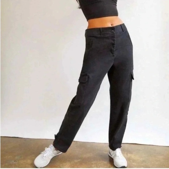 Aritzia Pants - Aritzia Wilfred Free  Black Modern Y2K Cargo Twill High Rise size 4